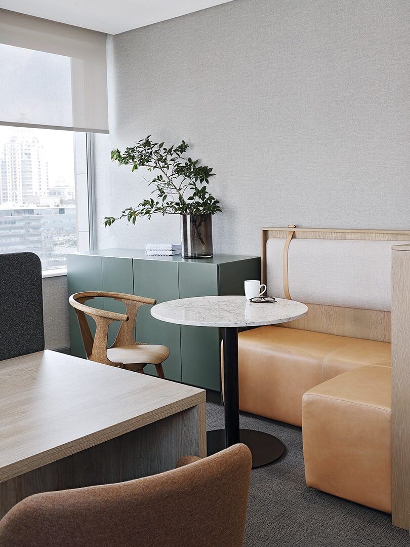 Relaxed, earth-toned office with city views. Photograph by Elsa Young.
